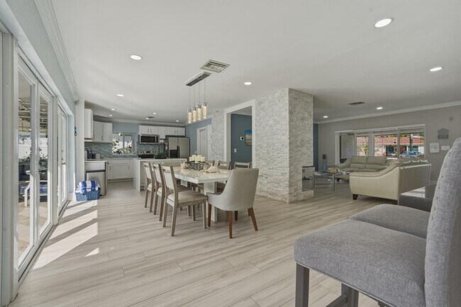 Building Photo - 3036 NE 19th St