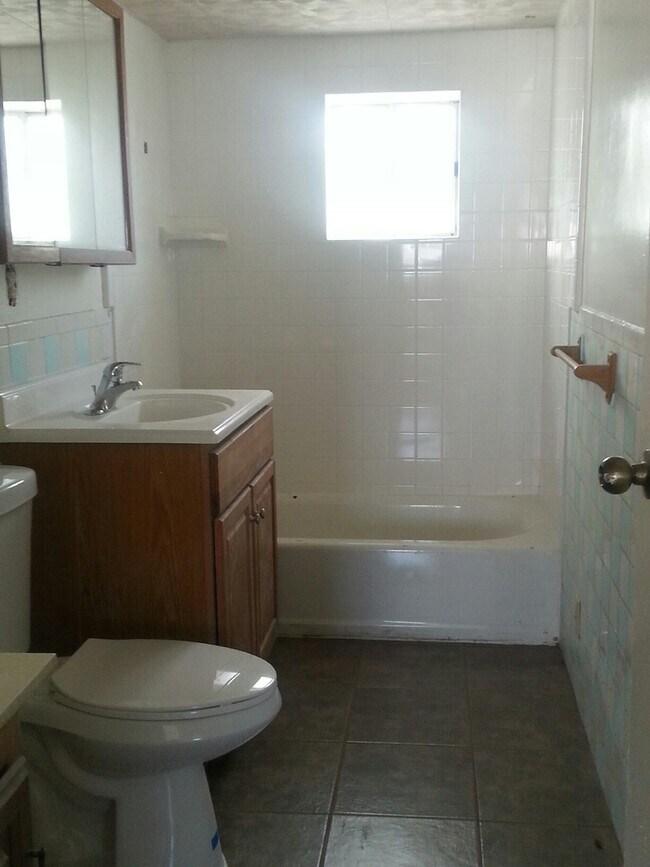 Building Photo - Single story Home