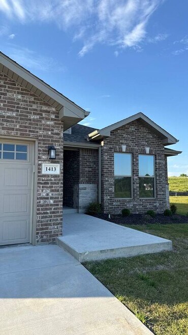 Building Photo - 1413 E Riverton Rd