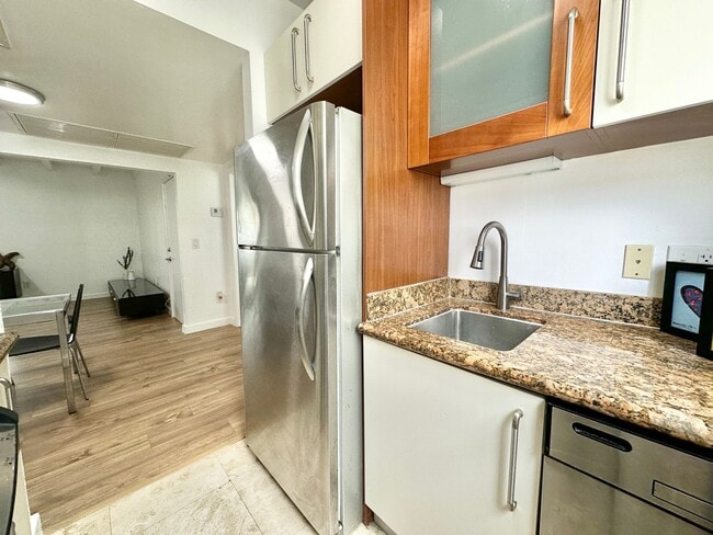 Building Photo - LARGE 1 BEDROOM FULLY FURNISHED IN WATERFR...
