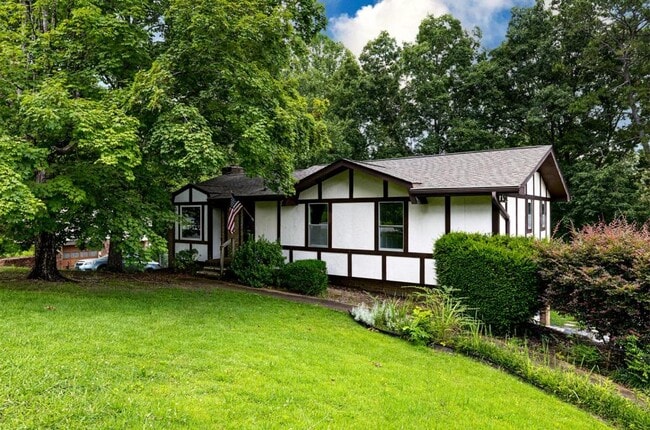 Building Photo - 220 Rolling Ridge Dr