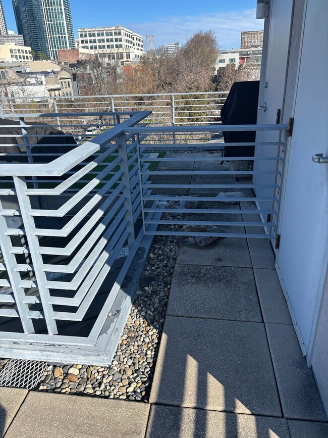 Building Photo - Rare Loft Style Condo, Huge Windows, High Ceilings, 1.5BR/2BA/3 Stories, Perfect Location!