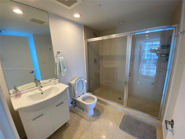 Building Photo - 495 Brickell Ave