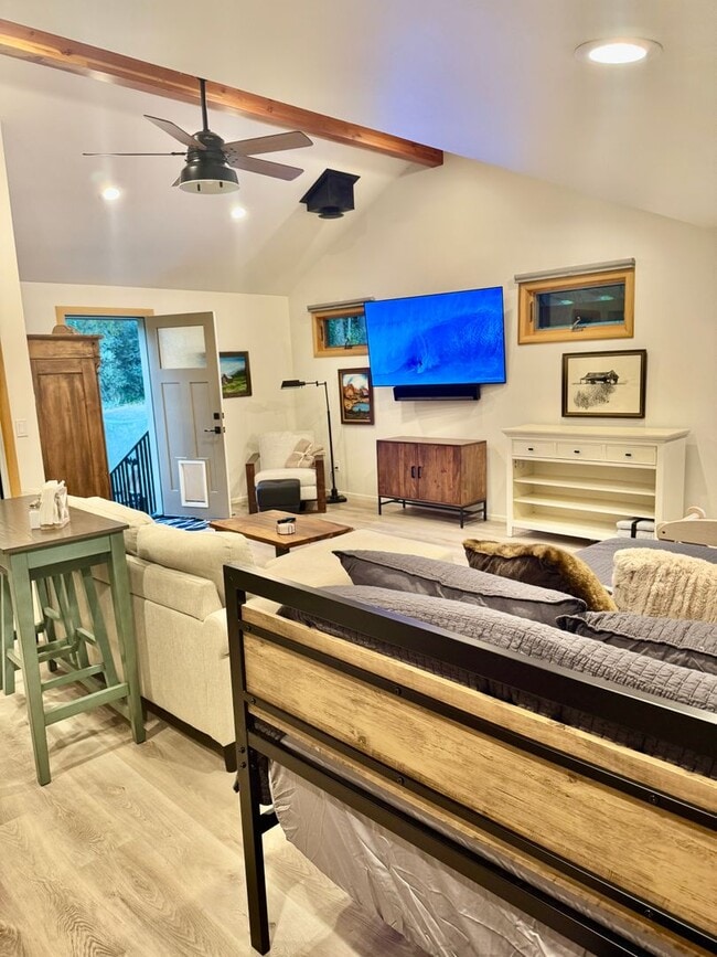 Building Photo - Immaculate Designer Furnished Studio in Co...