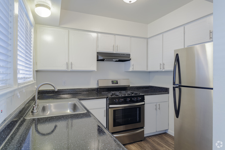 2BR, 1BA - 1,087 SF - Acacia at Carmichael Apartments