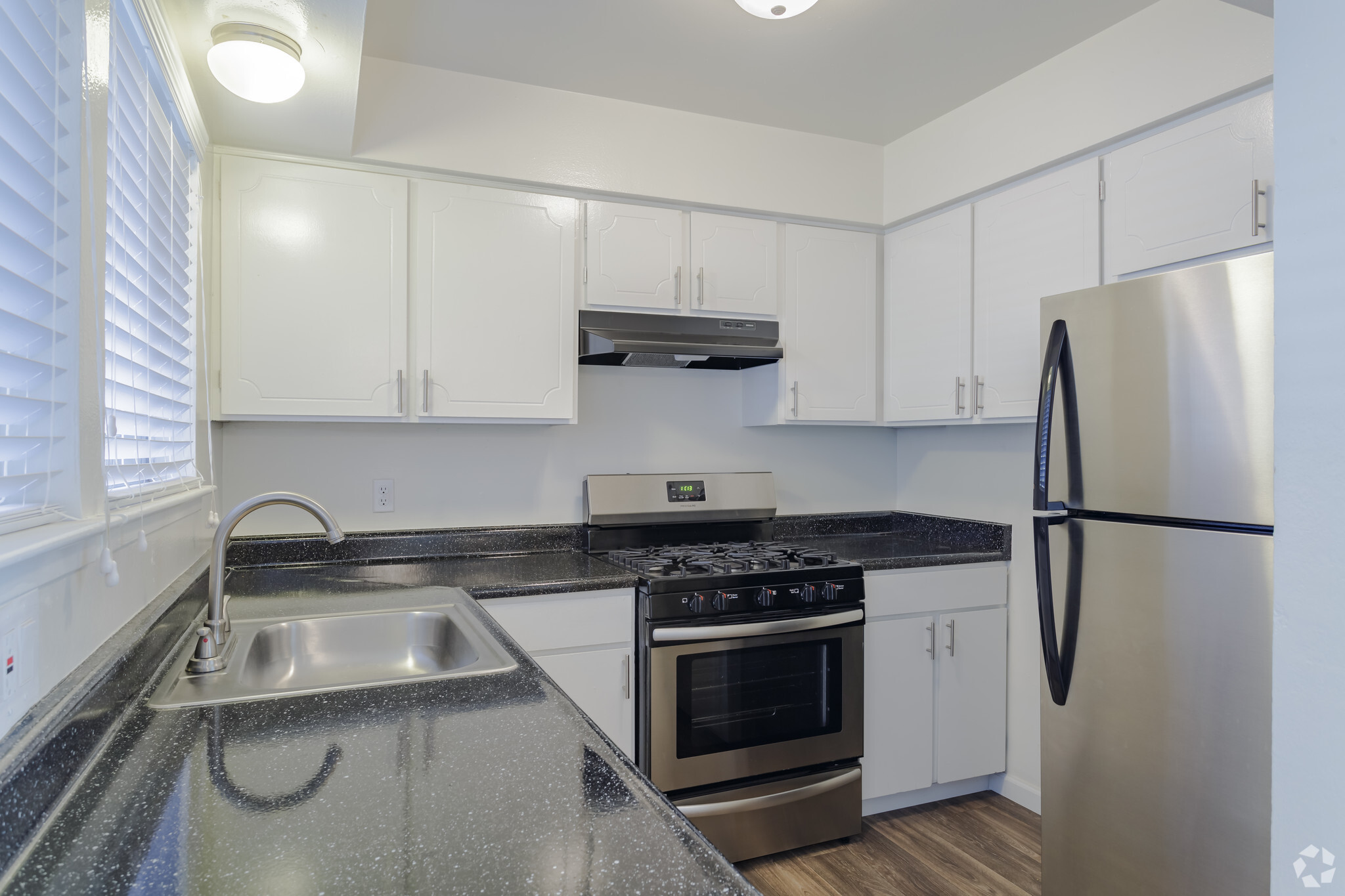 2BR, 1BA - 1,087 SF - Acacia at Carmichael Apartments