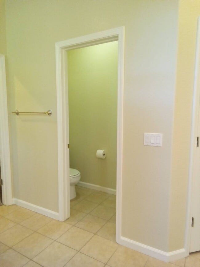 Building Photo - Gated: Single Story Heritage Oaks 3 Bedroom Plus Office/Den 3 Car Garage with lots of built in fo...