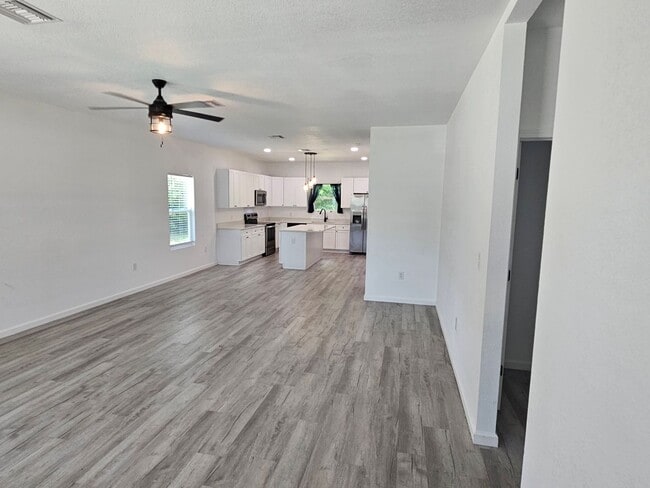 Building Photo - Modern Home, Centrally Located to St. Andrew's, Lynn Haven & PCB!  *SPECIAL: 1/2 OFF 1st Month's ...