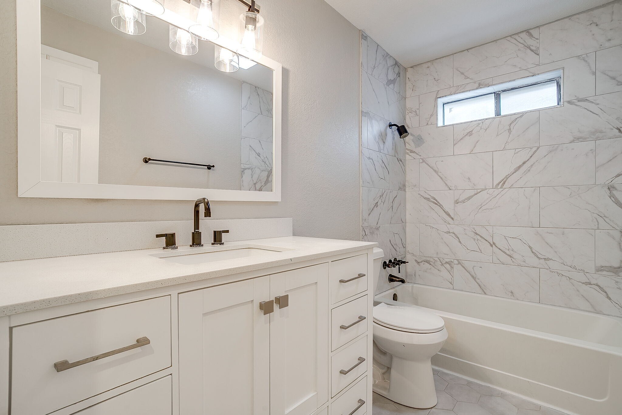 Guest bathroom - 7920 Lazy Brook Dr