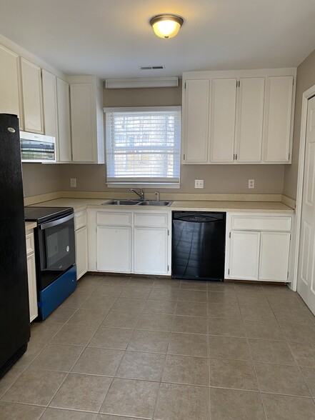 New Appliances, large open kitchen with pantry closet & w&d closet - 722 Branniff Drive