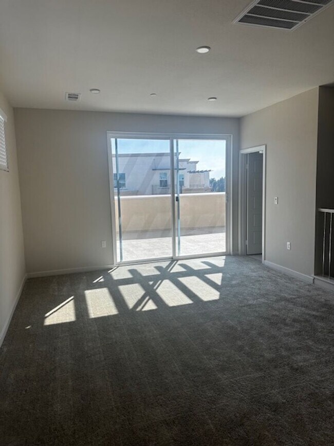 Building Photo - SPACIOUS 3 BEDROOM 3.5 BATH TRI-STORY TOWNHOME