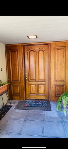 Building Photo - 914 Arbutus Ave