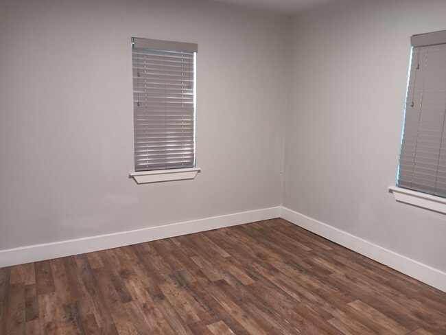 Building Photo - Remodeled & Cozy