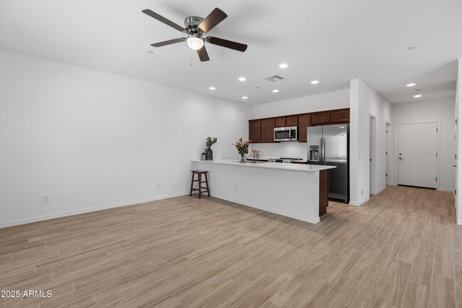 Building Photo - 2842 E Tracy Ln