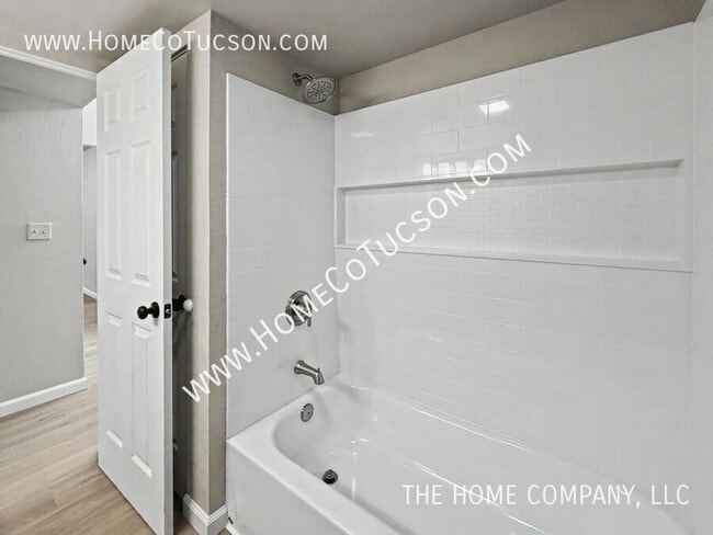 Building Photo - 5108 N Avenida Primera