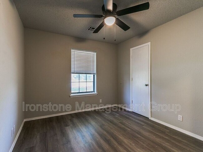 Building Photo - 12013 S Gum Ave