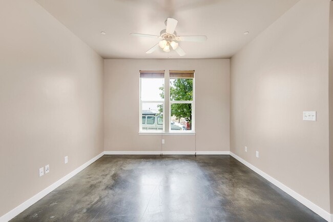 Building Photo - 2 Bedroom, 1 Bath Available!