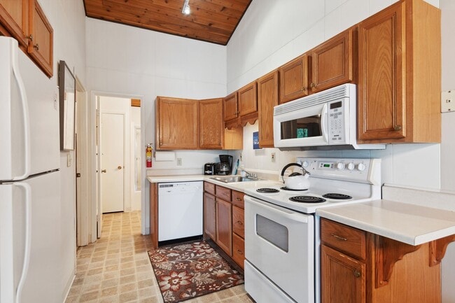 Building Photo - 1 bedroom, 1 bath Condo on Whitefish Lake
