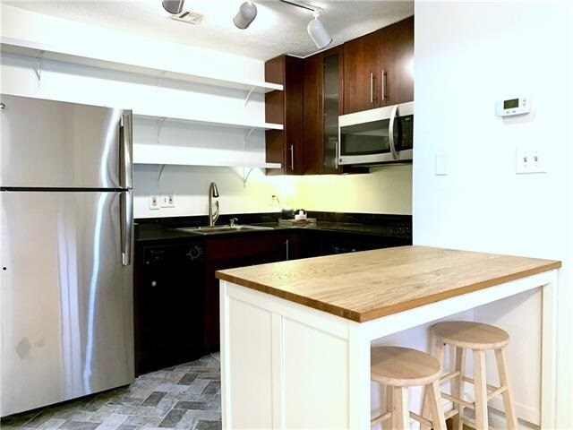 Kitchen - 420 Metairie-Hammond Hwy