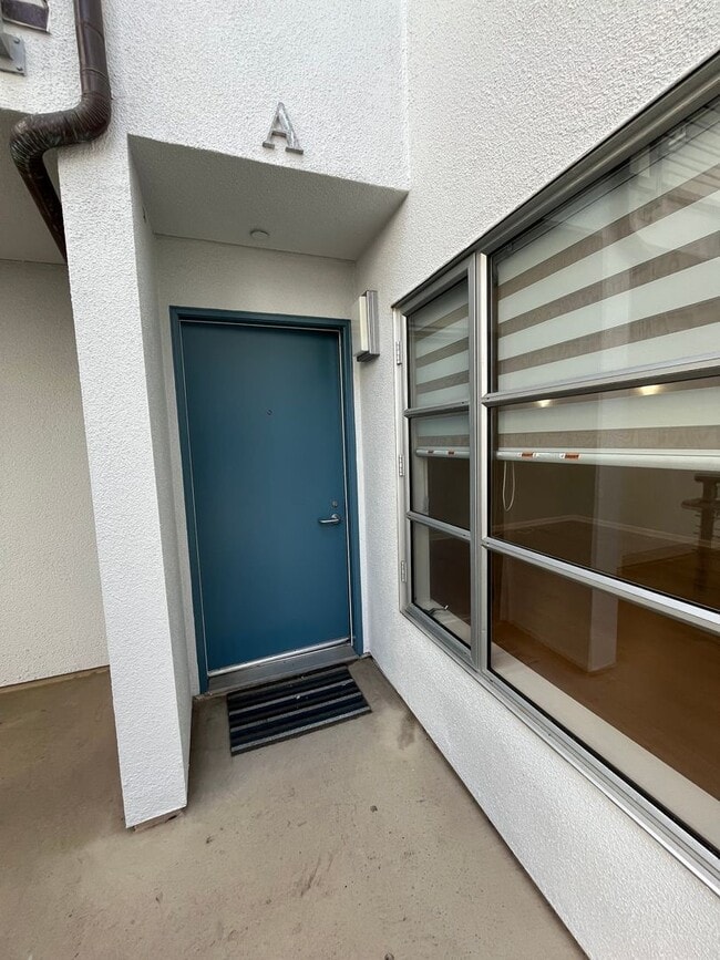 Building Photo - Beautiful 2BR/1BA with Large Private Patio, Parking & Shared Rooftop Deck in Marina