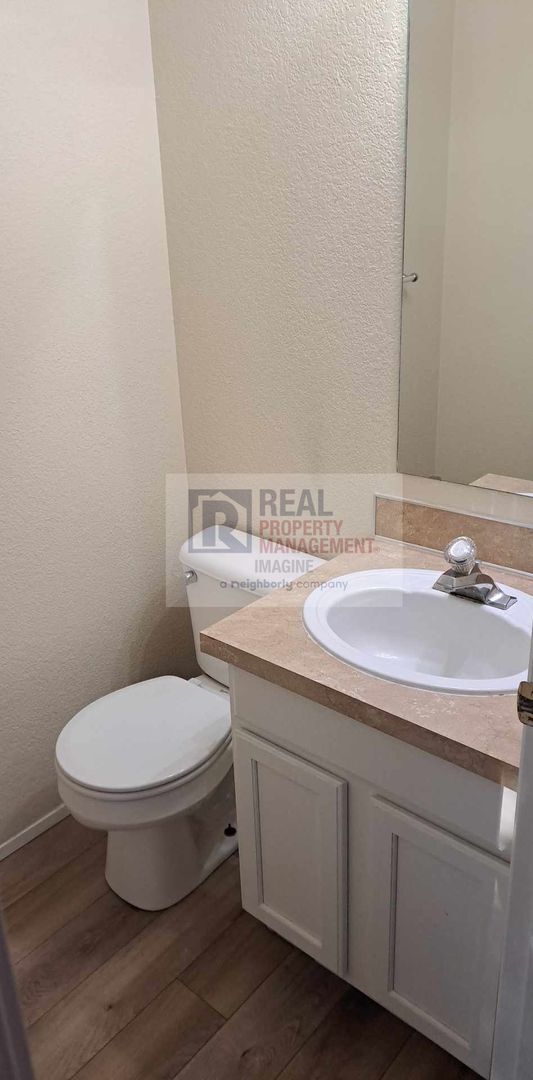 Building Photo - Check Out This Adorable 3 Bedroom, 2.5 Bath TownHome!