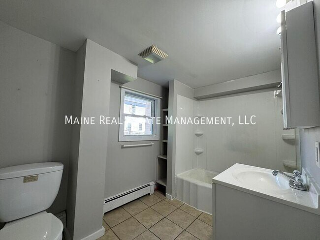 Building Photo - 206 Maine Ave