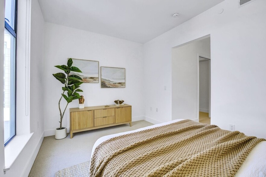 Building Photo - 1080 Sutter St