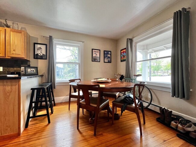 Building Photo - Amazing Location for a 2-Bedroom, 1-Bathroom Duplex Unit!