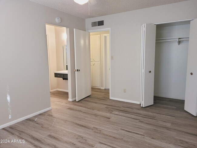 Building Photo - 8425 E Crestwood Way