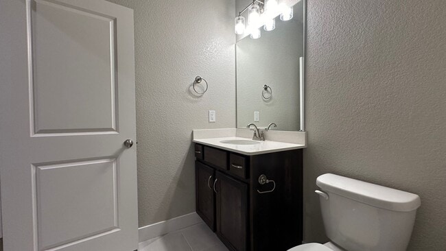 Building Photo - Great Townhouse in Windsor