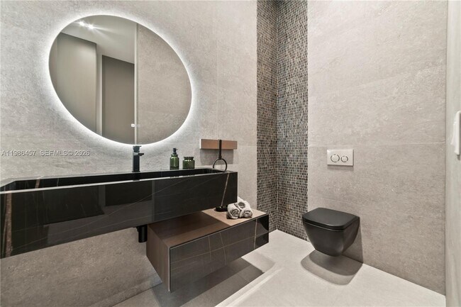 Building Photo - 493 Holiday Dr