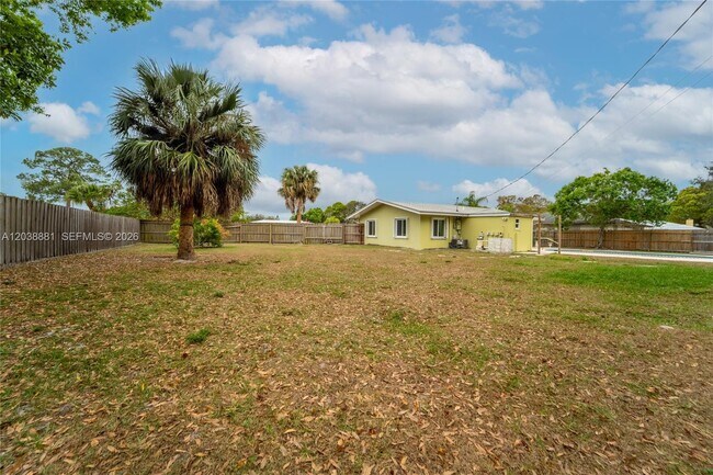 Building Photo - 607 Coconut Ave N