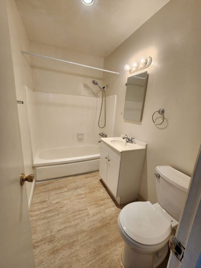 Building Photo - 1 Month Free !SPACIOUS 2BR/1BA Unit with p...