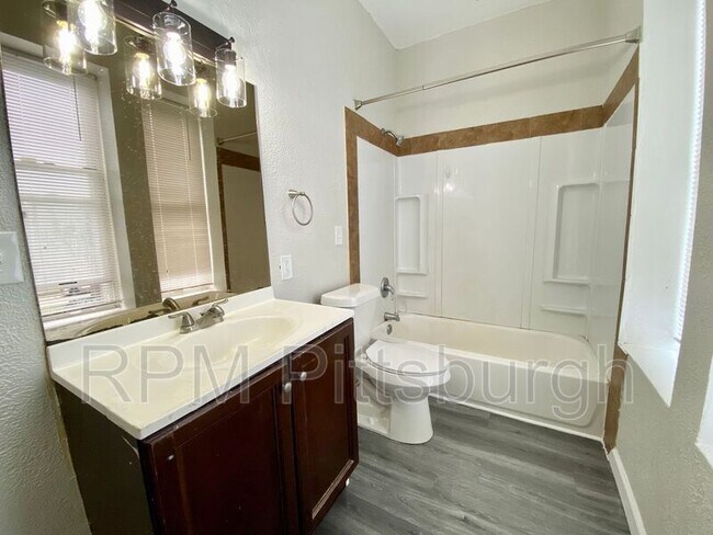 Building Photo - 753 Chautauqua Ct