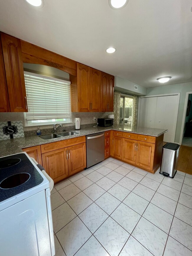 Building Photo - Adorable Home in Raeburn! 3Br/2BA