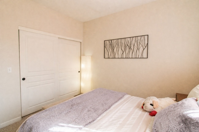 Building Photo - Beautiful 3 Bed, 2.5 Bath Townhome with A/C and 2-Car Garage