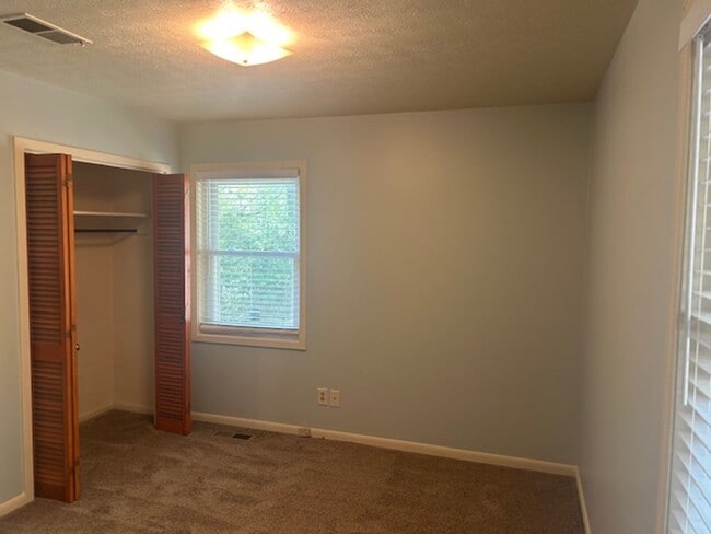 Building Photo - HAP/Section 8 Qualified!