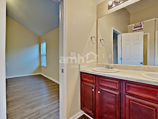 Building Photo - 303 Hidden Creek Ln