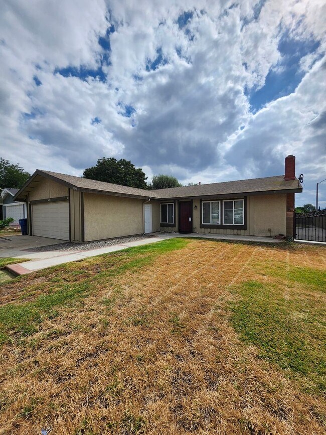 Building Photo - Inviting 3-Bedroom Home