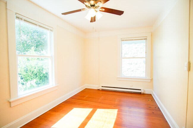 Building Photo - Snag this Stately One-Bedroom off of Bustl...