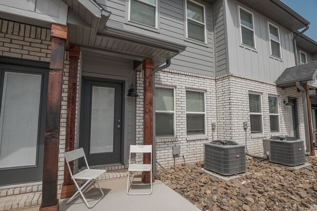 Building Photo - 2 bedroom 2.5 baths! Now Preleasing!