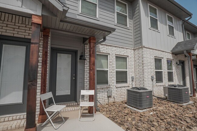 Building Photo - 753 N Honey Locust Bnd