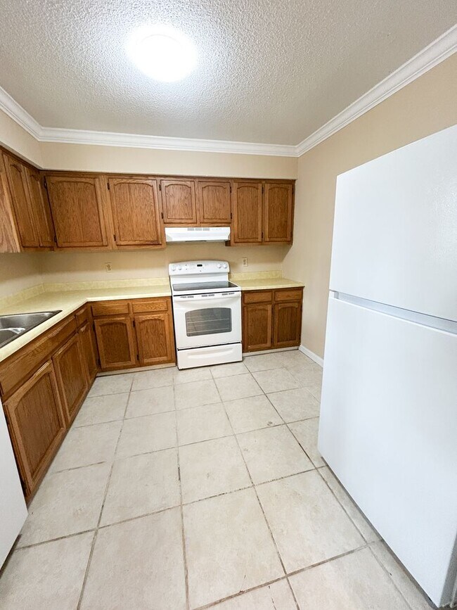 Building Photo - Charming 2 Bedroom Home in Southport with Screened Porch & Large Fenced Backyard