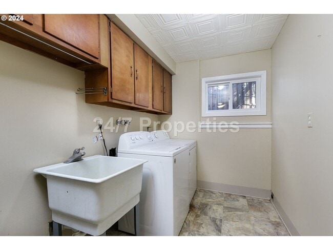 Building Photo - *1/2 OFF FIRST MONTHS RENT* Spacious 4BD I...