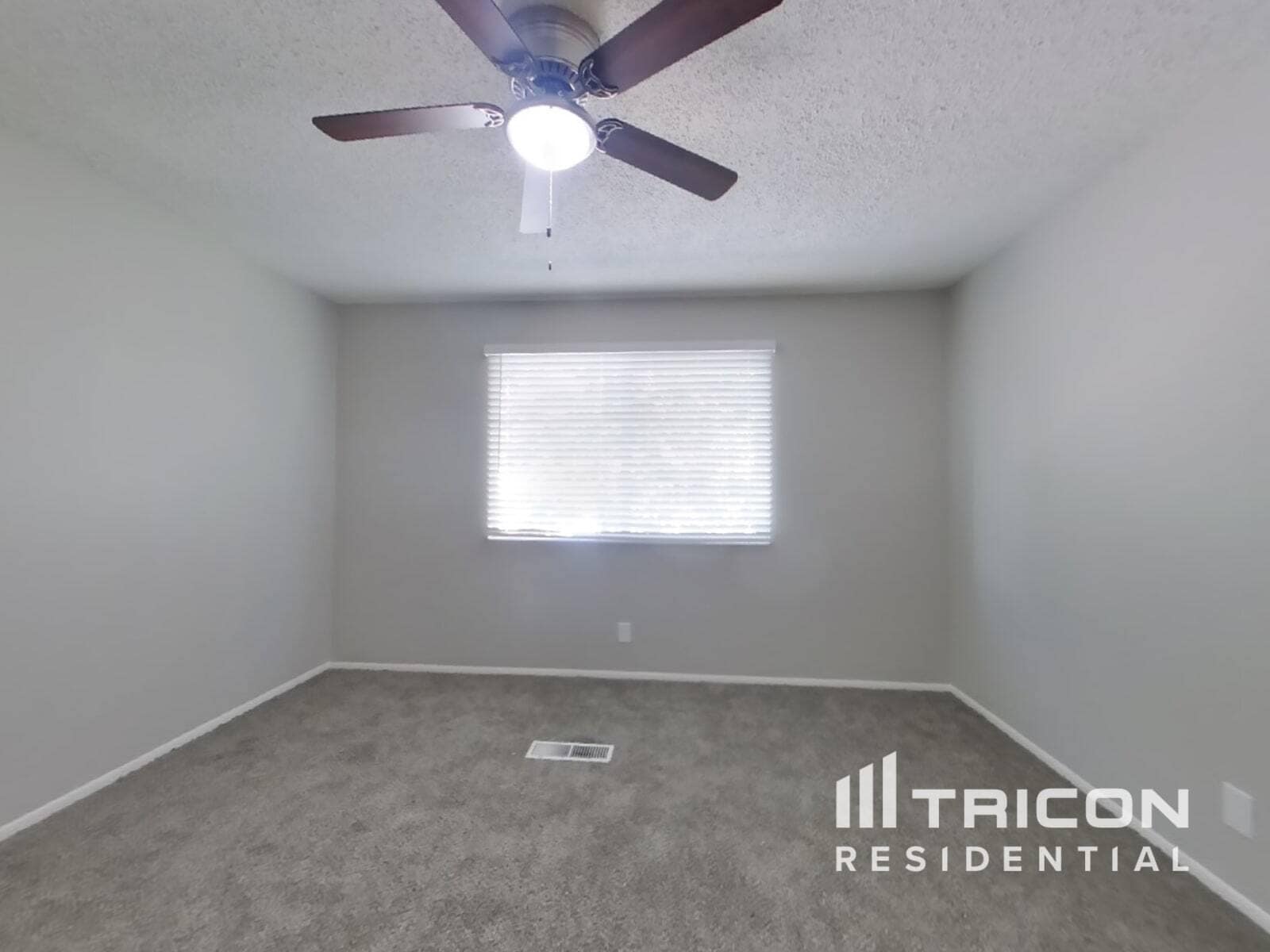 Building Photo - 1725 Hiawatha Dr NE