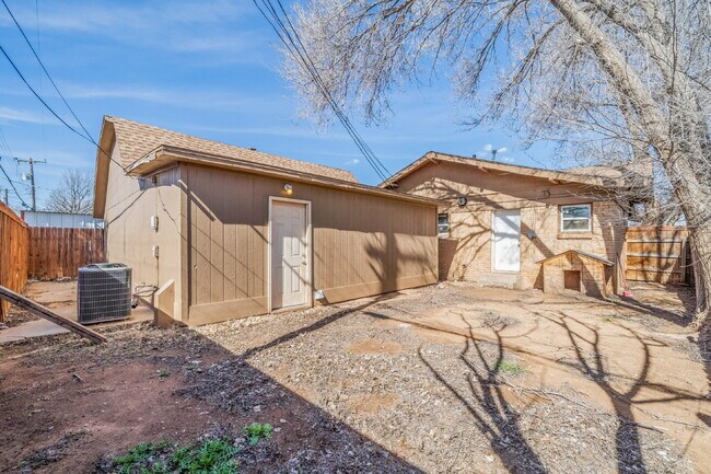 Building Photo - Large Efficiency w/ Loft, Minutes from TTU & Medical District