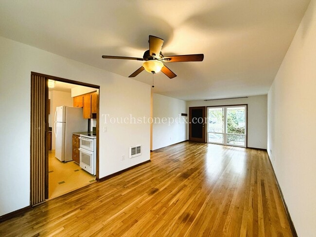Building Photo - Charming 3-Bedroom Gem with Hardwood Floor...
