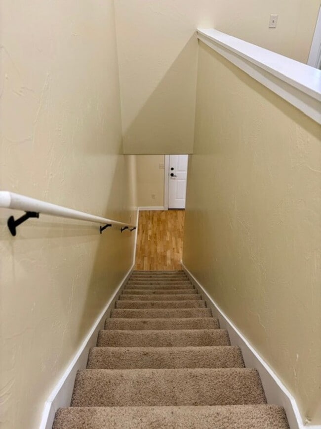 Building Photo - 3 Bedroom, 2.5 Bathroom Townhouse with Fireplace