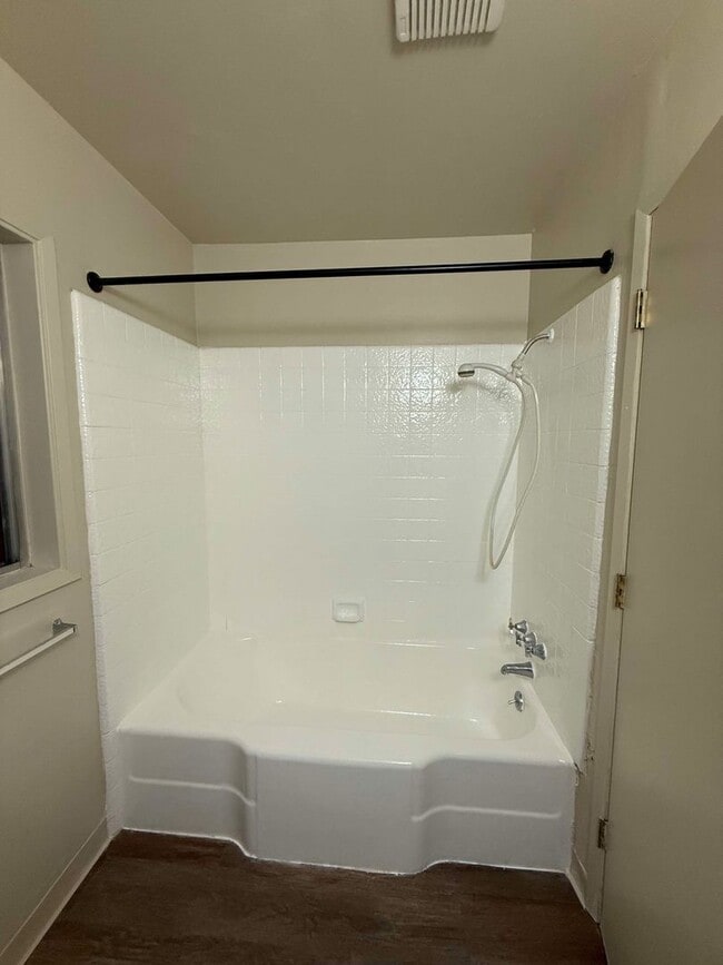 Building Photo - Quiet private one level cabin