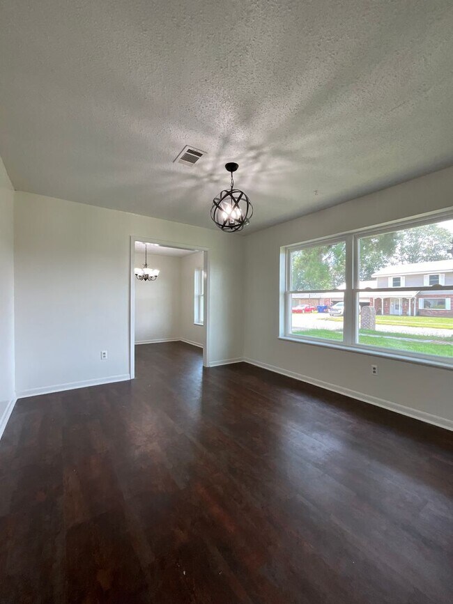 Building Photo - 1018 Meadow Brook Street